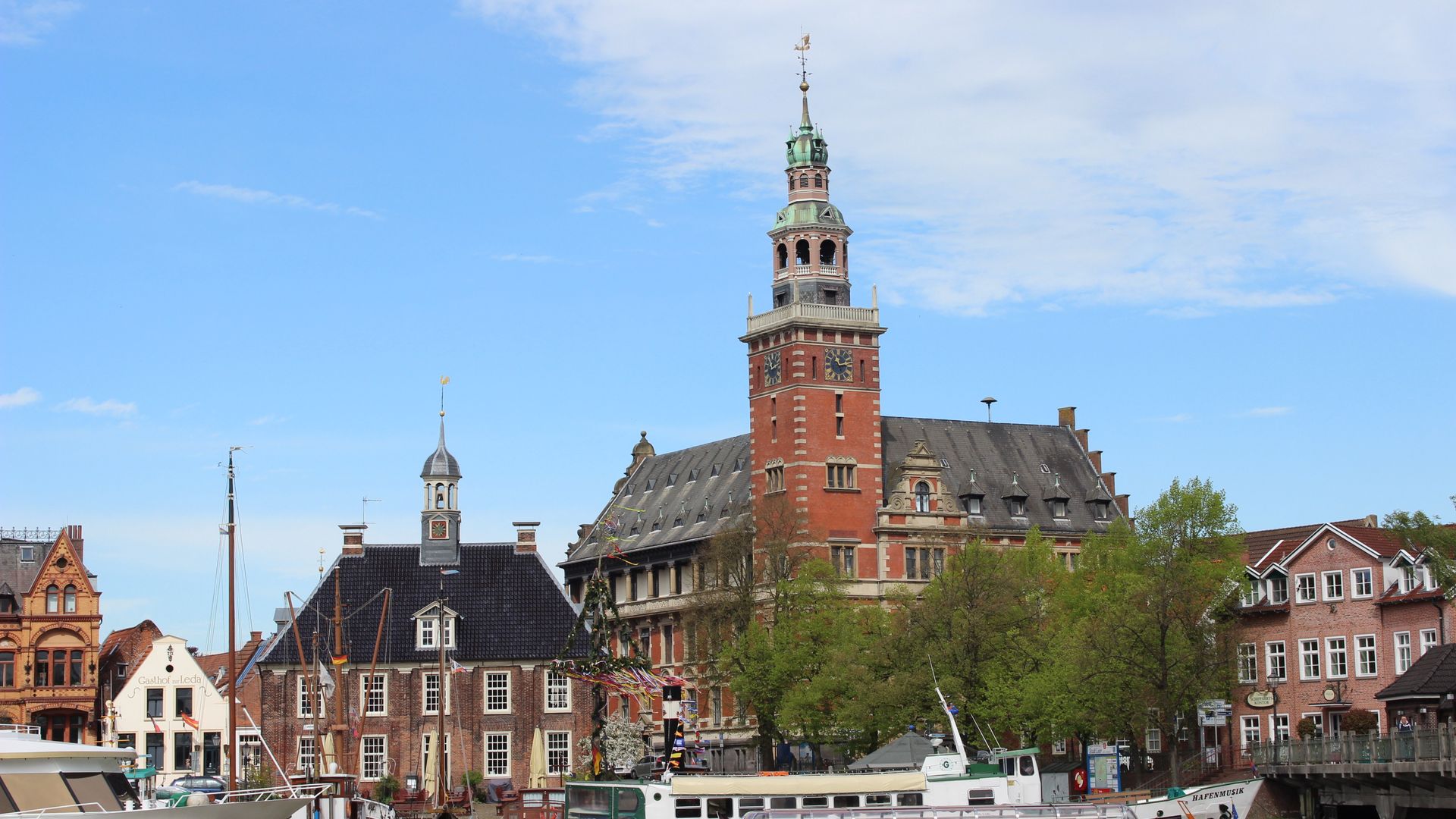 Das Bild zeigt das Rathaus und die Waage am Leeraner Hafen