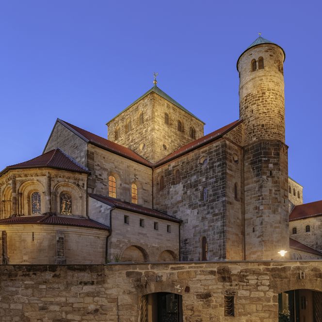 [Translate to English:] Ottonische Kirche St. Michaelis in Hildesheim in der Abenddämmerung