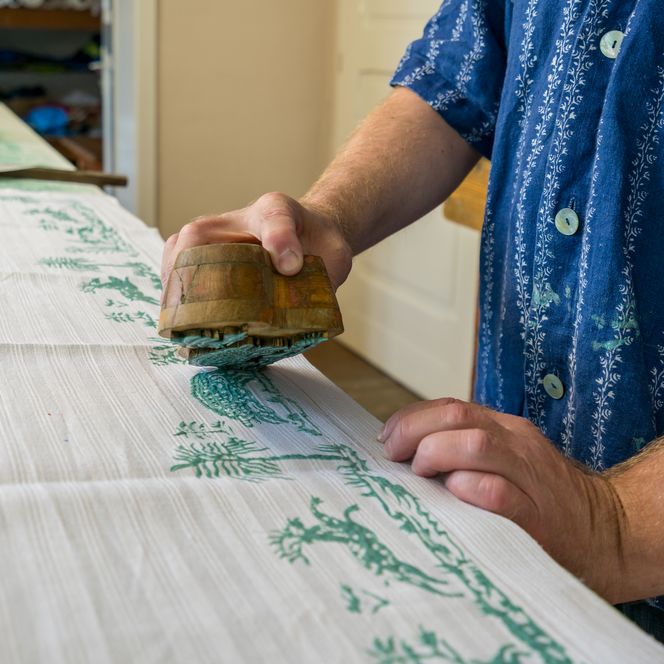 einbeker-blaudruck-aufsetzen-eines-models-auf-stoff