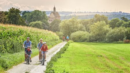 Familie auf Radtour am Weserradweg