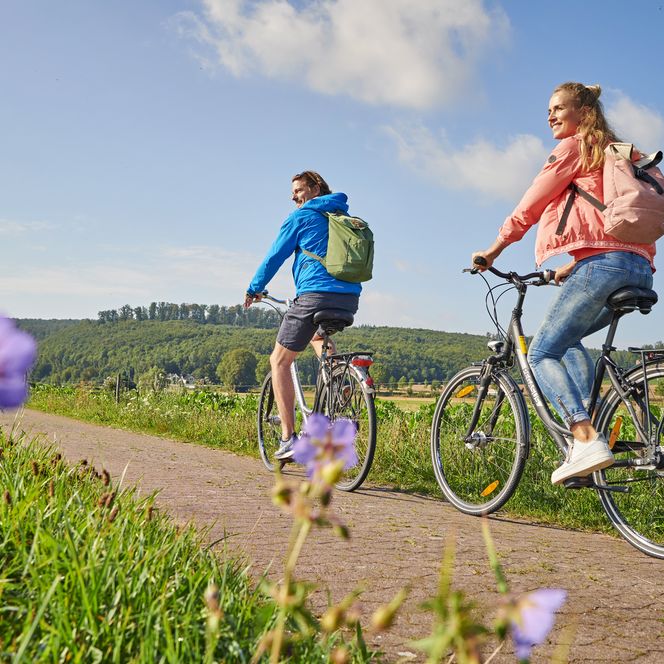 Paar auf dem Weserradweg