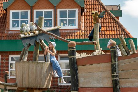 Ein Kind spielt auf der Insel Langeoog