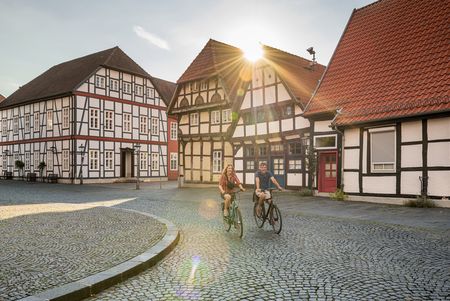 Radfahrer fahren durch Nienburg