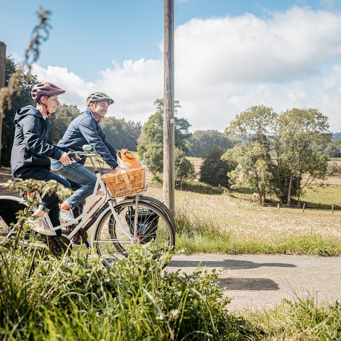 Zwei Radfahrer auf der Friedensroute