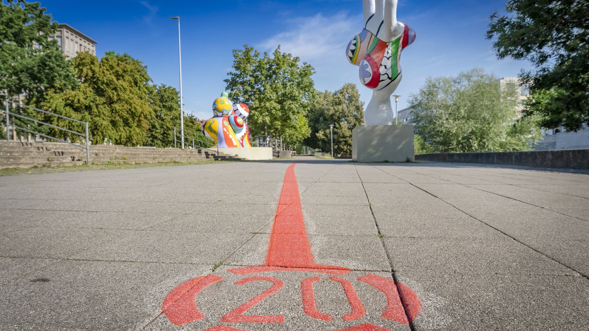 Roter Faden in Hannover mit Nanas im Hintergrund