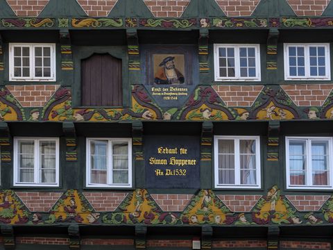 Hoppener Fachwerkhaus mit Bild Ernst der Bekenner in der Poststr. 8 in Celle