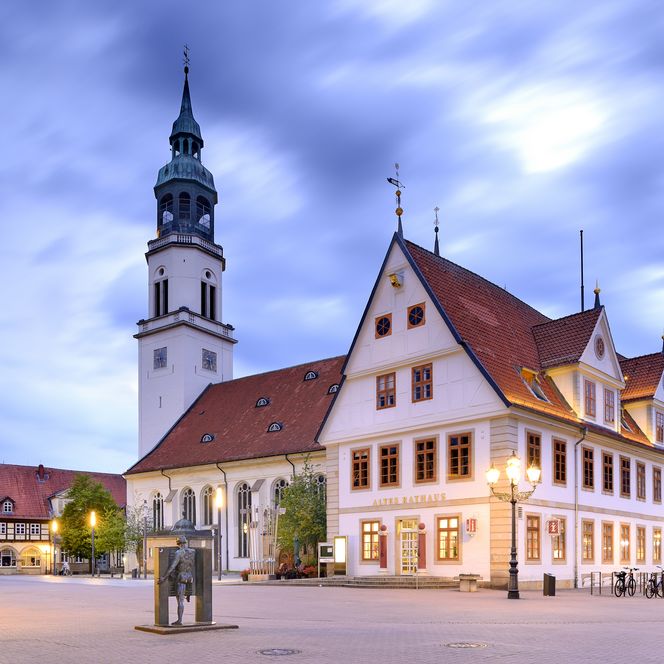 Altes Rathaus Celle mit Kirche