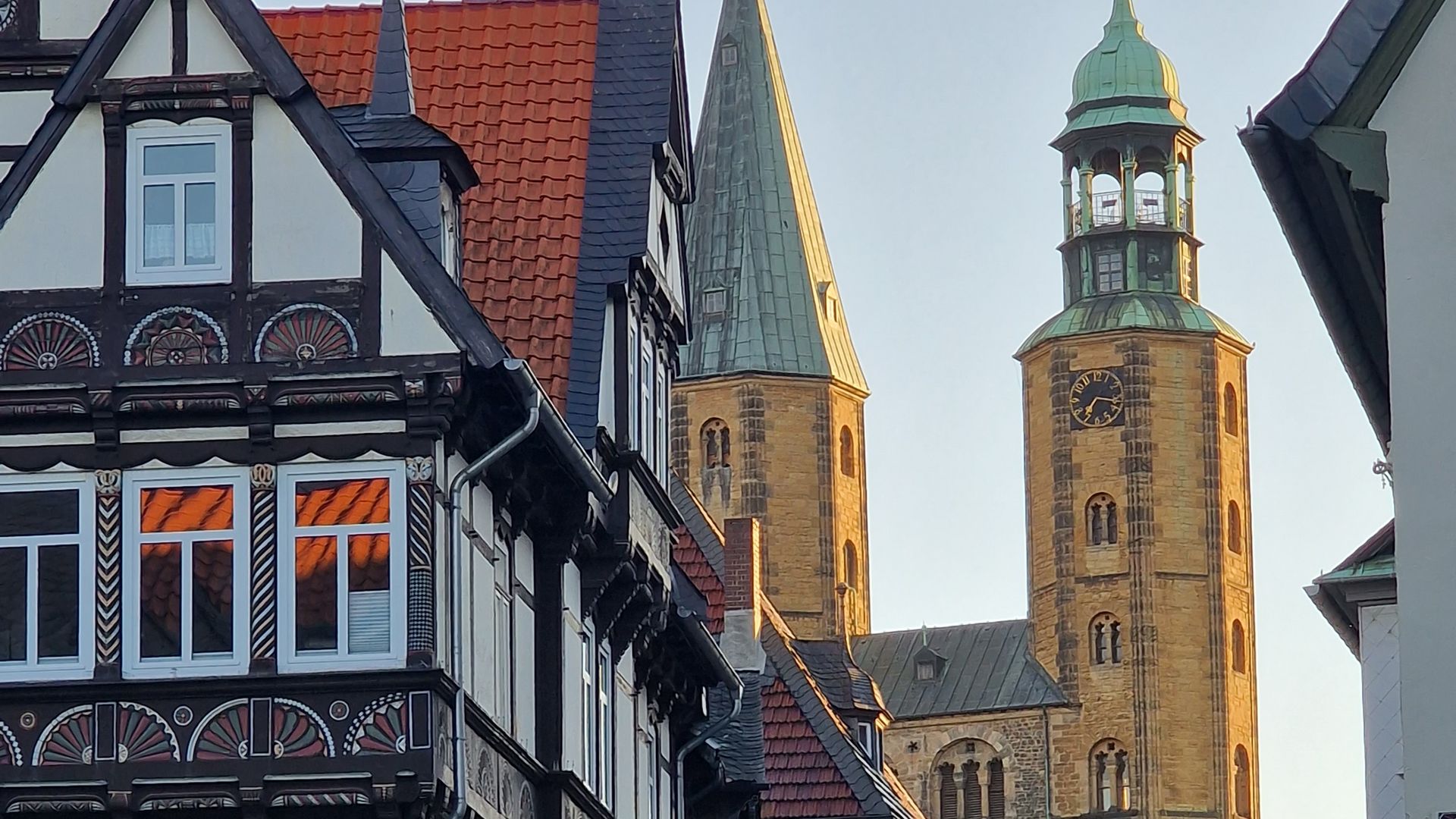 Blick durch eine Gasse auf die Marktkirche in Goslar
