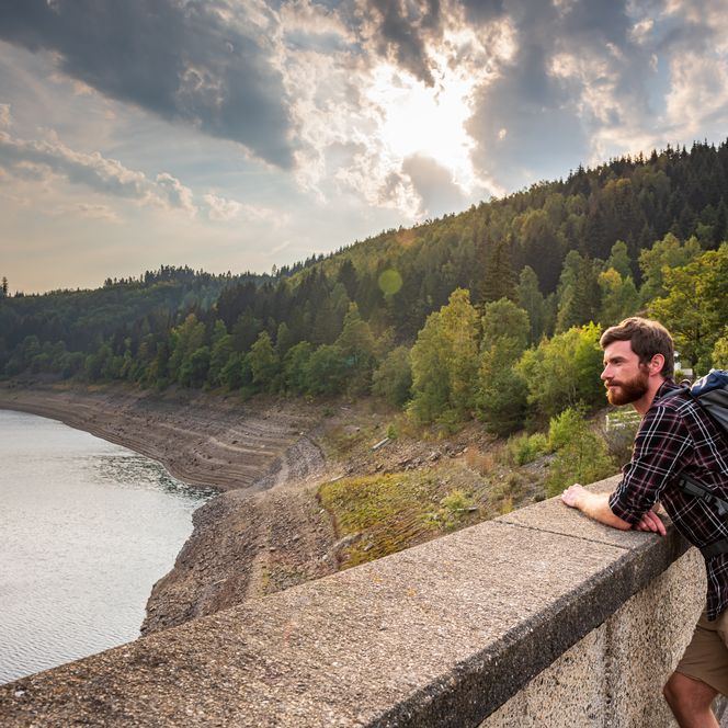Wanderer an der Okertalsperre