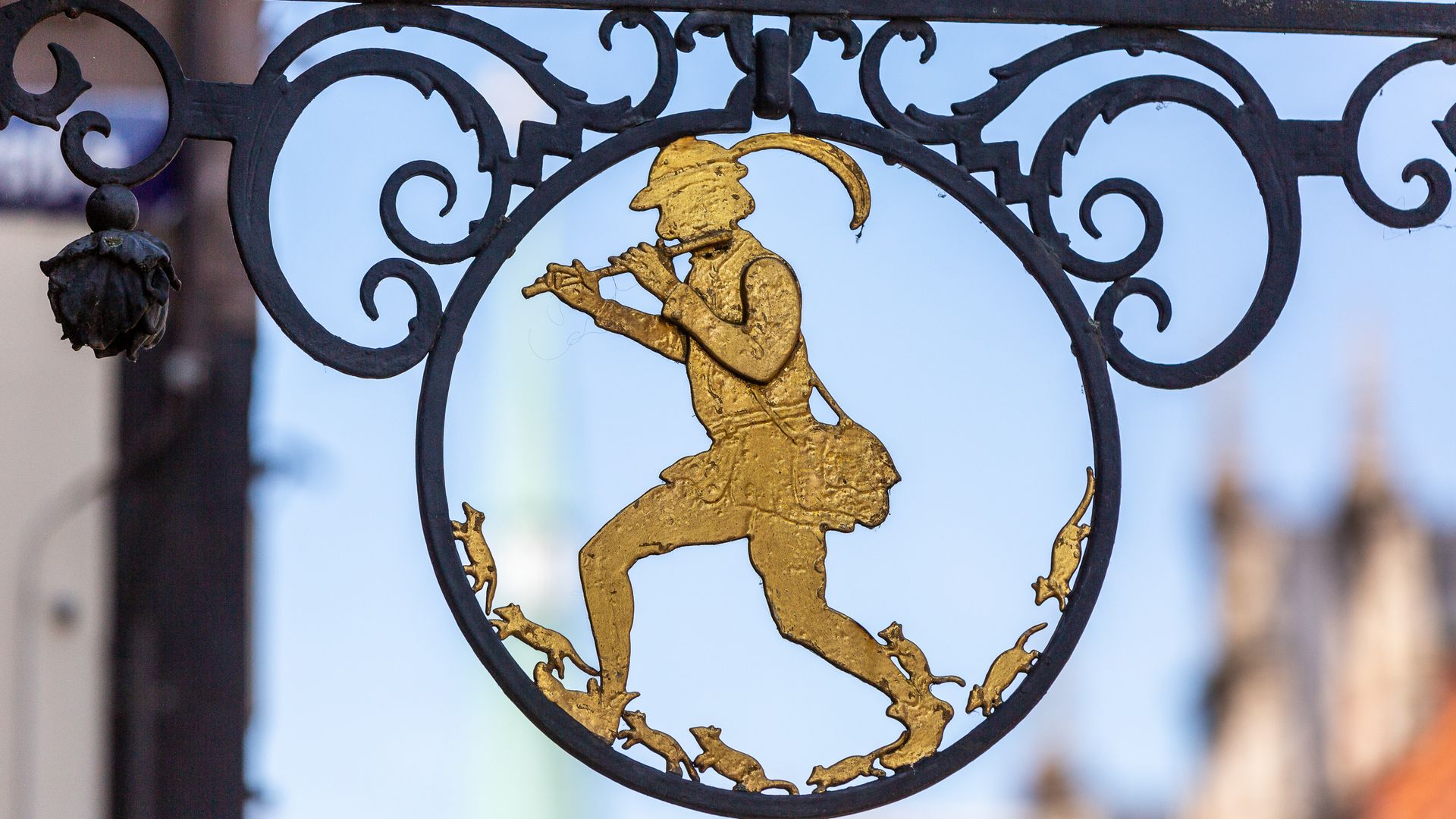 Schild am Rattenfängerhaus zeigt den Rattenfänger von Hameln