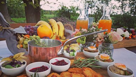Vorbereitetes "Tischlein-deck-Dich!" beim Schafstall Spieker