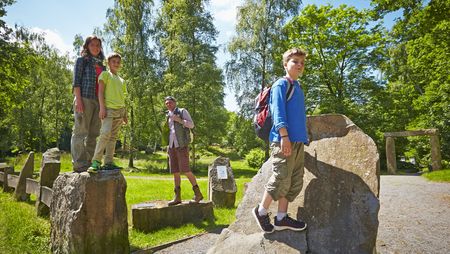 Familie macht Pause auf Felsformation