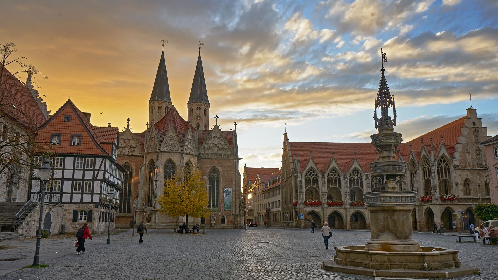 Rechtzeitig zum Sonnenuntergang hinter der Martinikirche am Altstadtmarkt gewesen. 