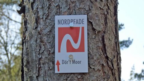 Logo und Markierungszeichen des NORDPFADES Dör't Moor
