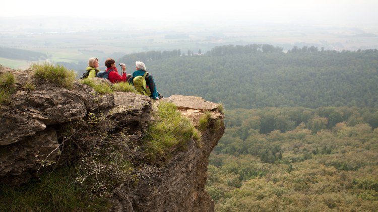 Wanderer auf dem Hohenstein, © Weserbergland Tourismus e.V / M. Gloger