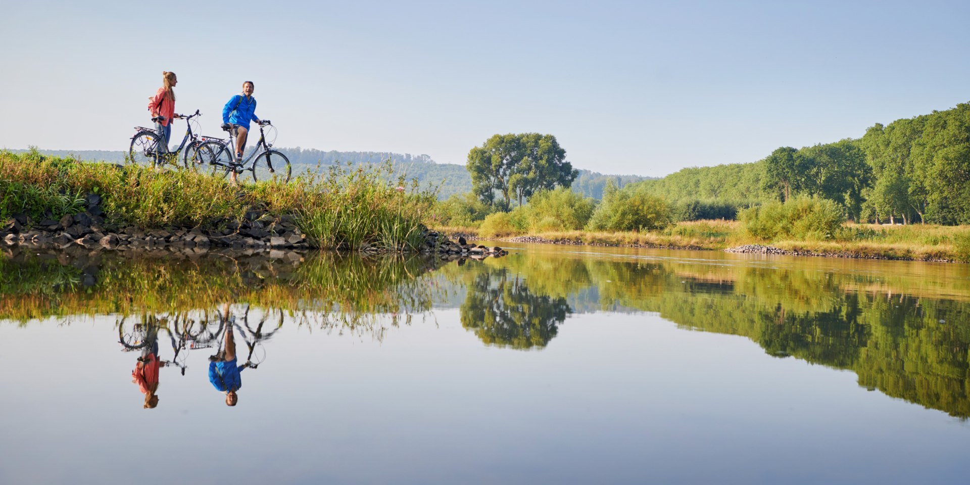 Couple with bicycles takes a break at the Weser, © DZT/Jens Wegener