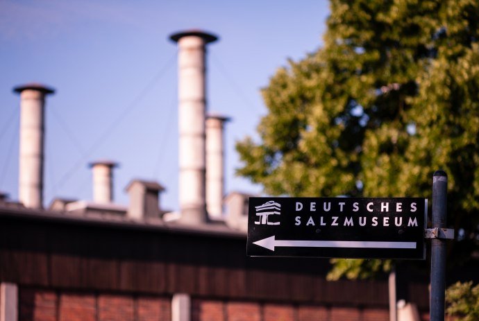 Signpost to the German Salt Museum in Lüneburg., © Lüneburger Heide GmbH / Markus Tiemann