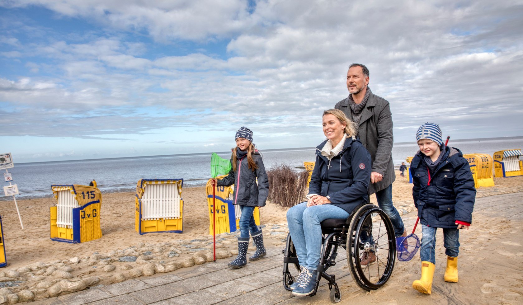 A family with two children, the mother in a wheelchair, spends a day in Cuxhaven., © Christian Bierwagen