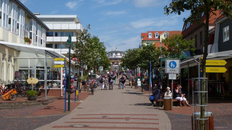 Shopping on Zedeliusstraße, © Ostfriesland Tourismus GmbH / www.ostfriesland.de