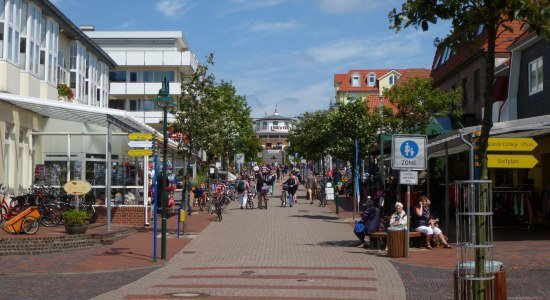 Shopping on Zedeliusstraße, © Ostfriesland Tourismus GmbH / www.ostfriesland.de