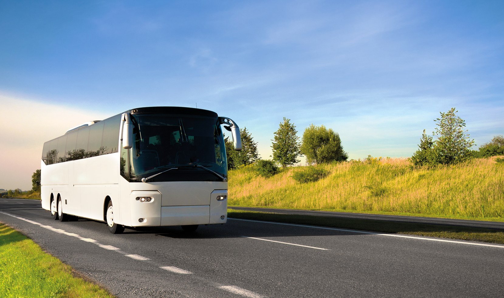 tourist bus traveling down a major highway, © Fotolia/ majeczka