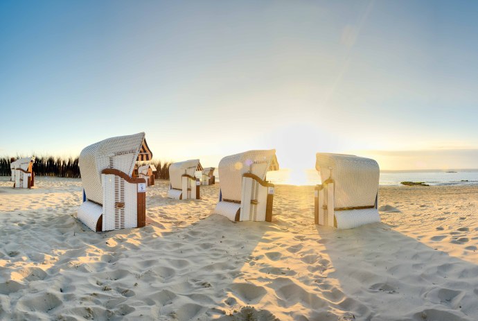 Cuxhaven, Niedersachsen (Lower Saxony), Germany -
Typical roofed wicker beach chairs (Strandkorb) on Duhnen beach in Cuxhaven., © DZT / Francesco Carovillano