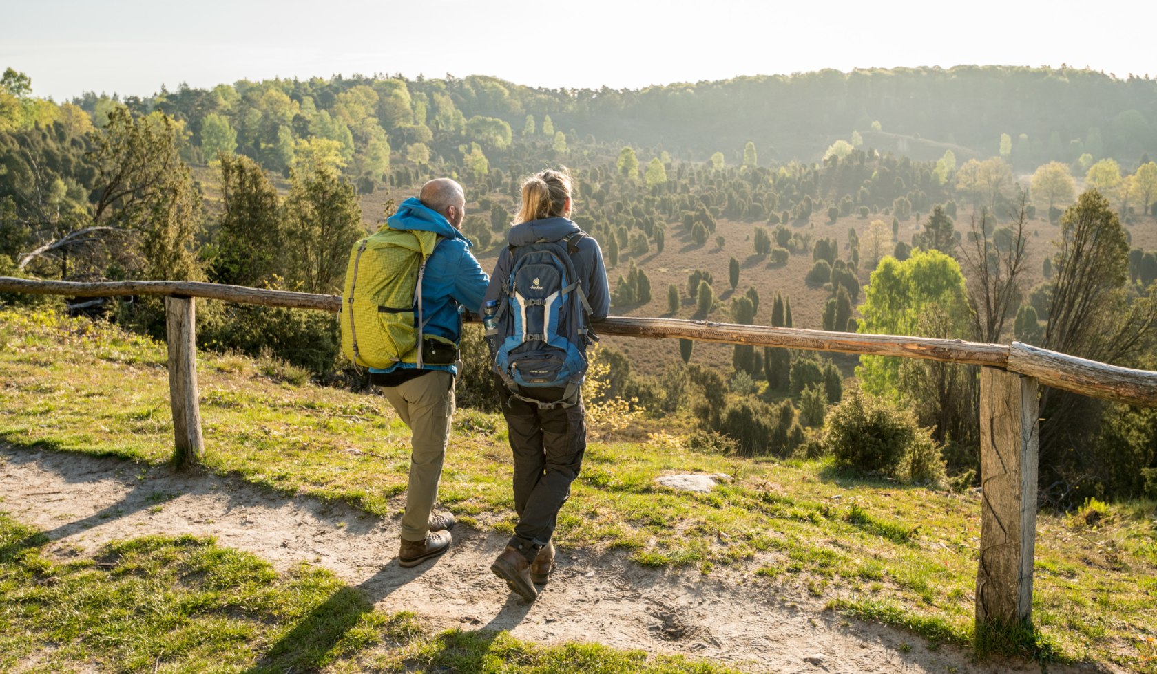 two hikers enjoy a wide view in the Totengrund, © Lüneburger Heide GmbH