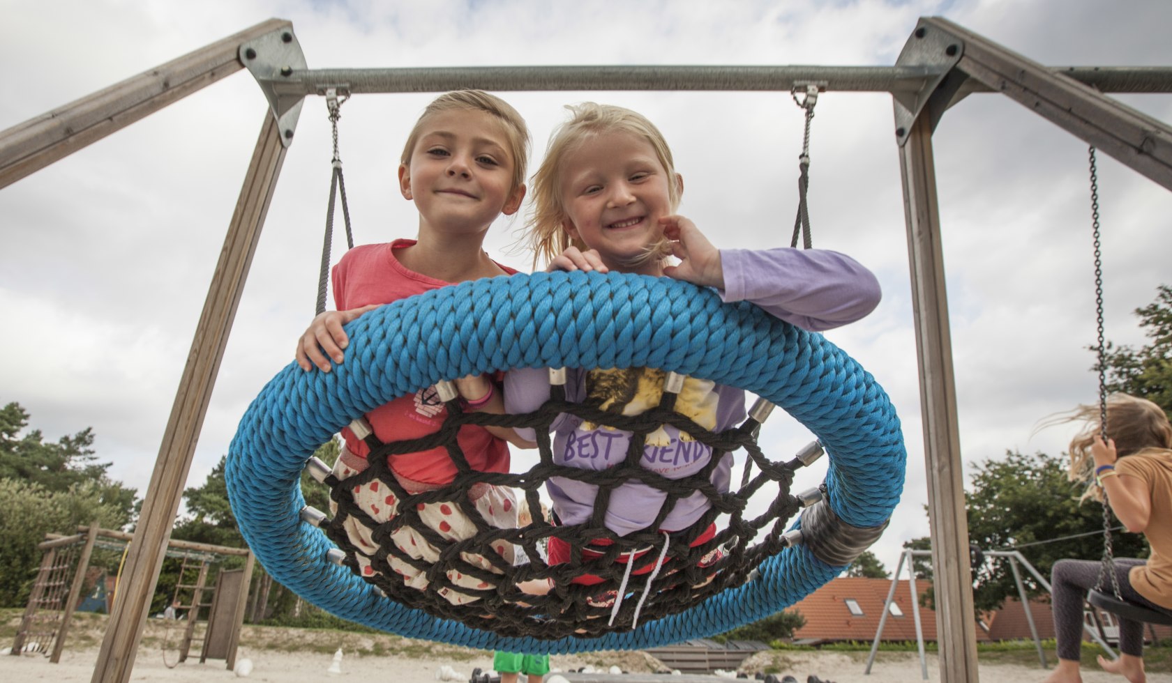 Kids in abig swing, © Landal GreenParks