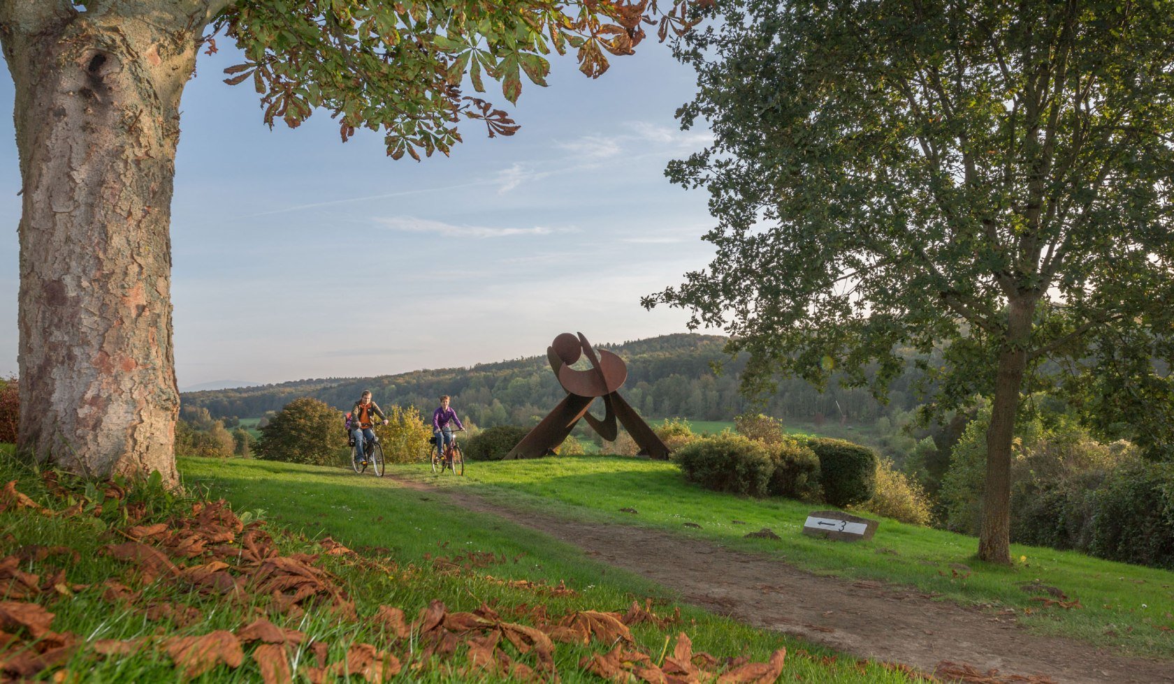 Two cyclists on an autumn bike ride, © Stadt Salzgitter / Andre Kugellis