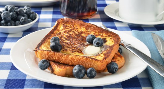 French toast with blueberries, © Fotolia - MARK STOUT