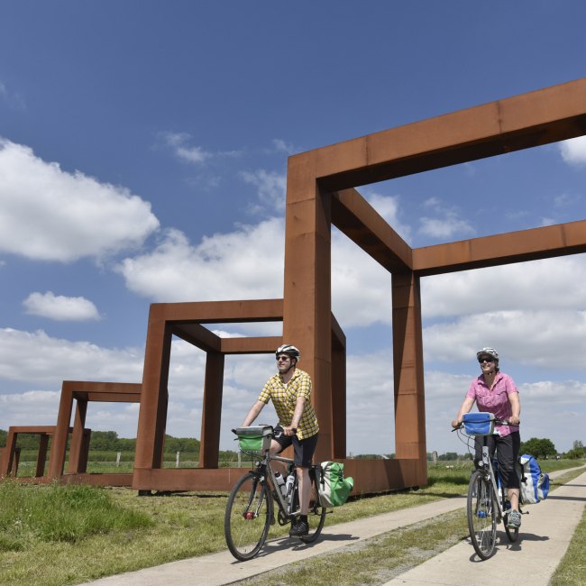 Cyclists at the Hunte-Radweg, © TMN / Thorsten Brönner