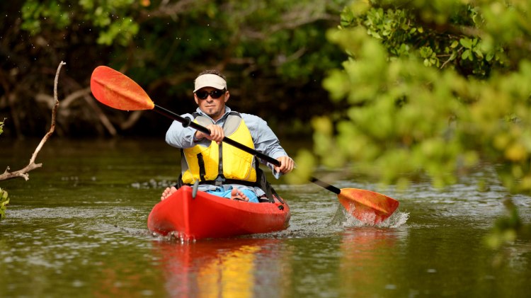 Man paddling in a kayak, © ftlaudgirl / Fotolia