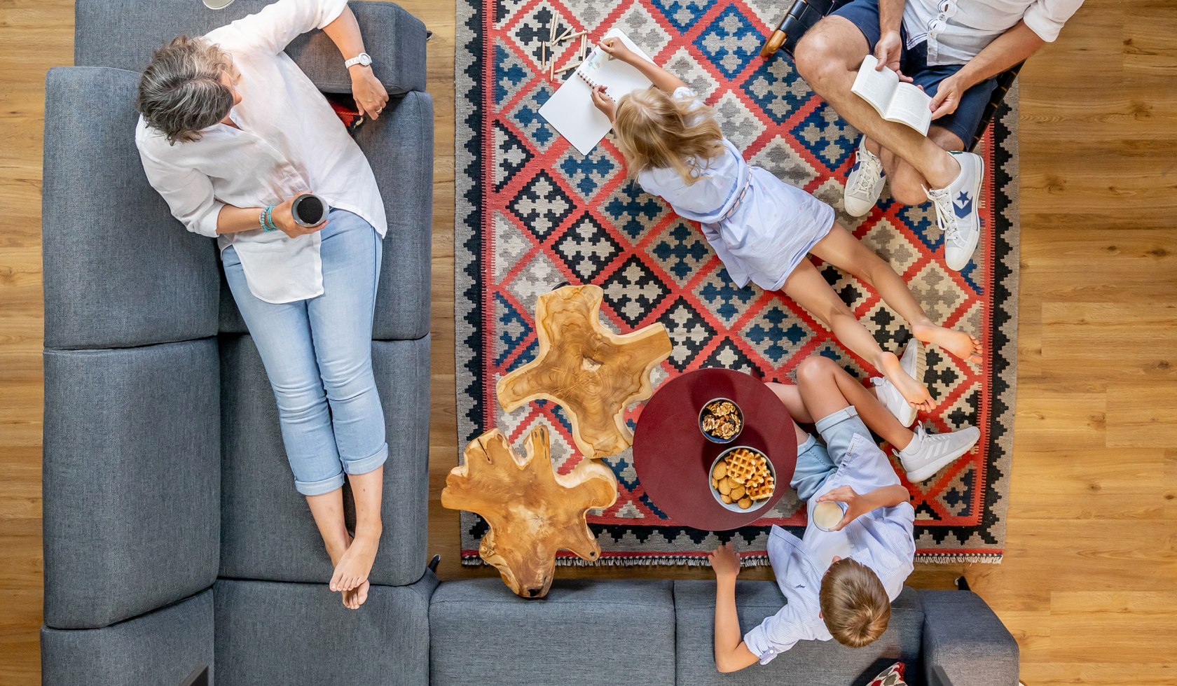 Family sits in the living room, © Marissa Ferienpark