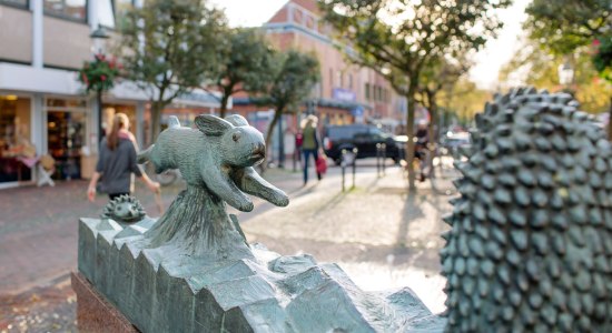 Fountain with representation of hare and hedgehog in Buxtehude, © © Daniela Ponath / Deutsche Märchenstraße e.V.
