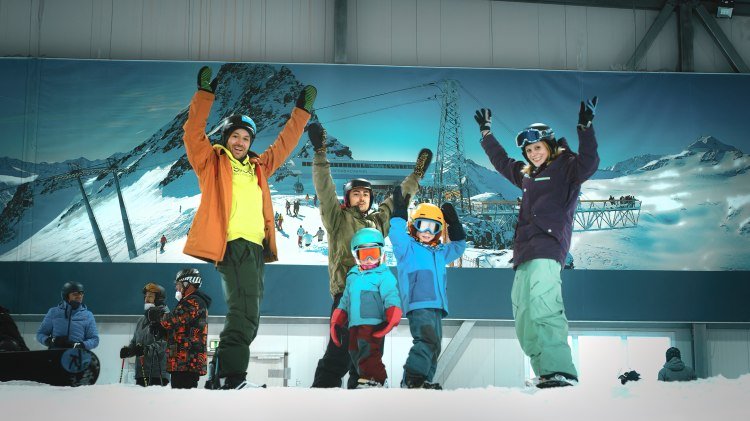 Adults and children in the Snow Dome Bispingen, © Berg & Tal Abenteuer Resort
