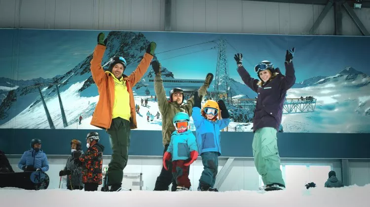 Adults and children in the Snow Dome Bispingen, © Berg & Tal Abenteuer Resort