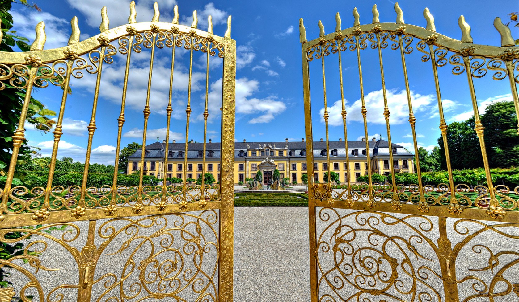 Goldenes Tor mit Blick auf das Galeriegebäude, © HMTG / Hassan Mahramzadeh