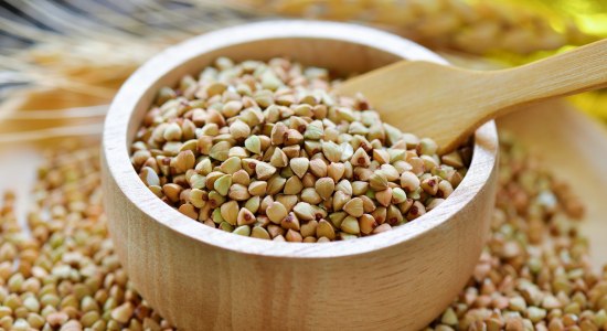 Fresh buckwheat in a wooden bowl, © Fotolia / sommai