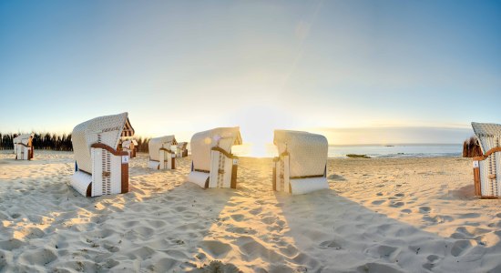 Cuxhaven, Niedersachsen (Lower Saxony), Germany -
Typical roofed wicker beach chairs (Strandkorb) on Duhnen beach in Cuxhaven., © DZT / Francesco Carovillano