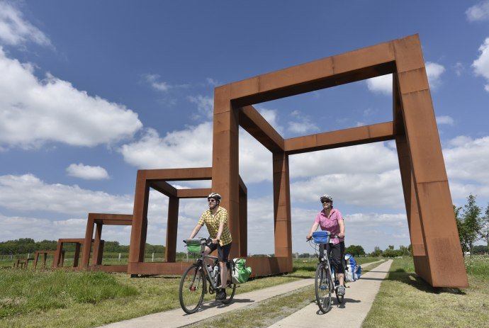 Cyclists at the Hunte-Radweg, © TMN / Thorsten Brönner