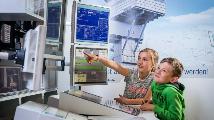 children next to the air traffic control, © Hannover Airport / Maasewerd children next to the air traffic control, © Hannover Airport / Maasewerd