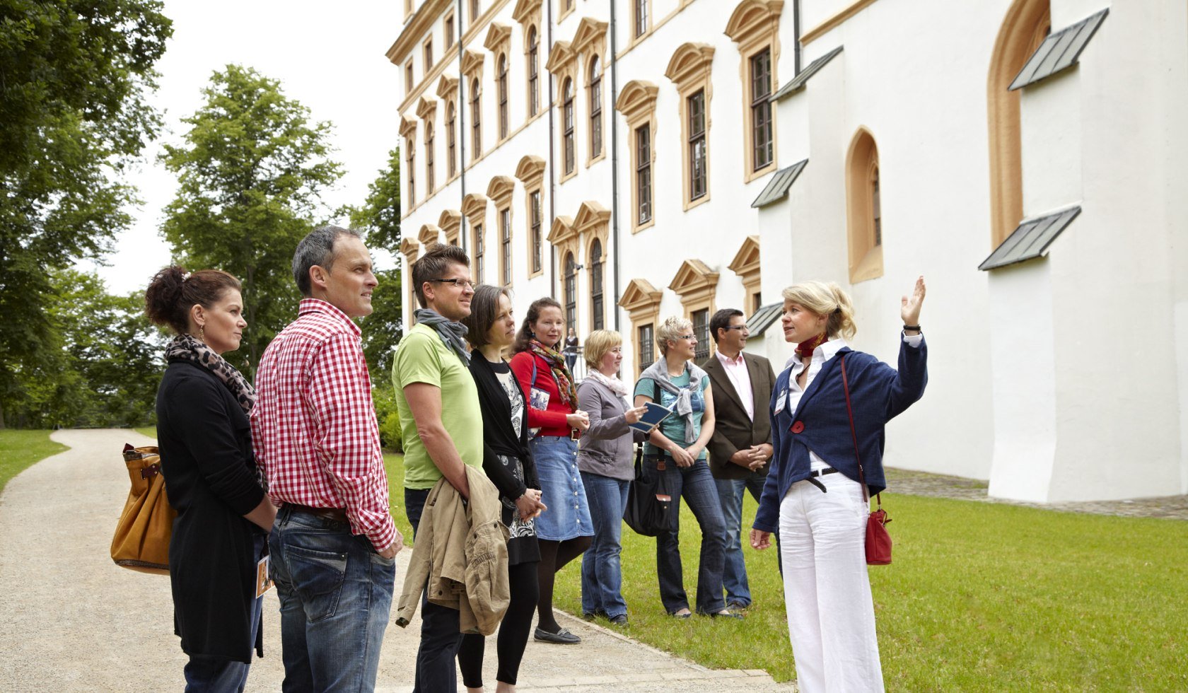 Gruppe vor dem Schloss in Celle, © Celle Tourismus und Marketing GmbH/ Ingo Misiak