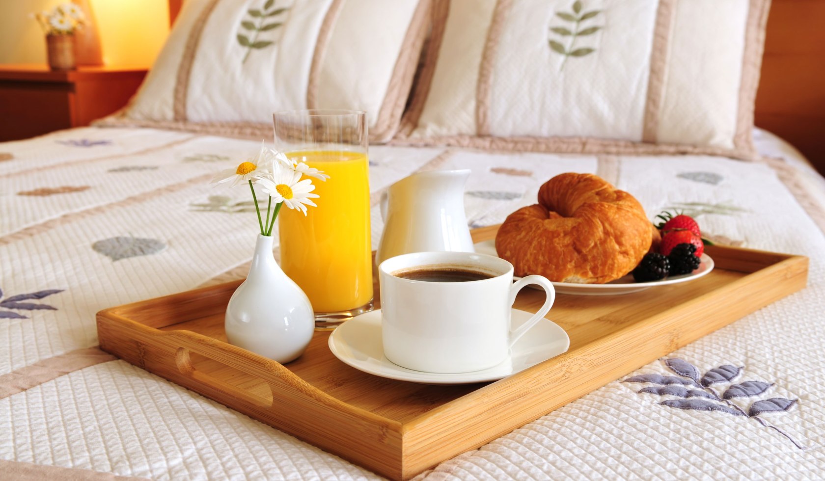 Breakfast in bed, © Fotolia - Elenathewise