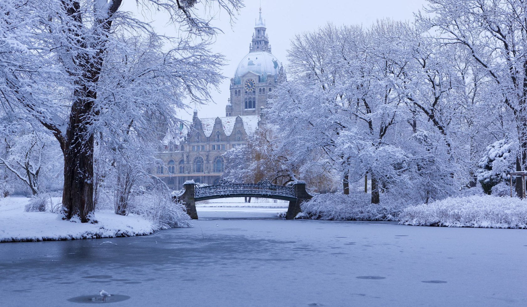 New town hall and machine park in Hannover with snow, © Fotolia / Klaus Rein