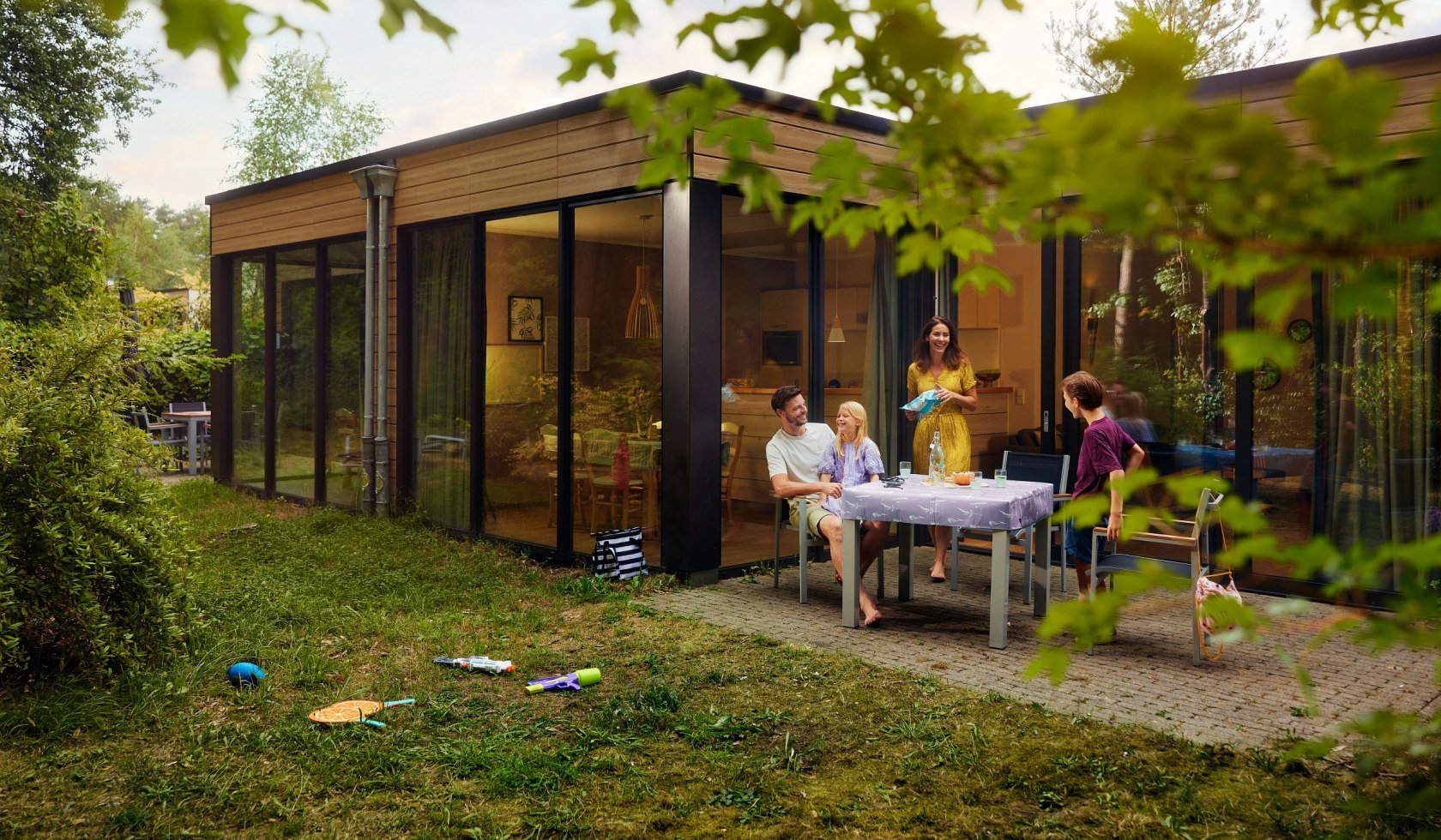 Family in the garden of a holiday home, © Milan Vermeulen