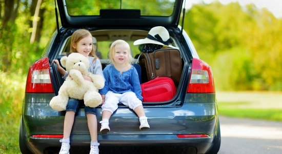 Kids at the car, © Fotolia / MNStudio