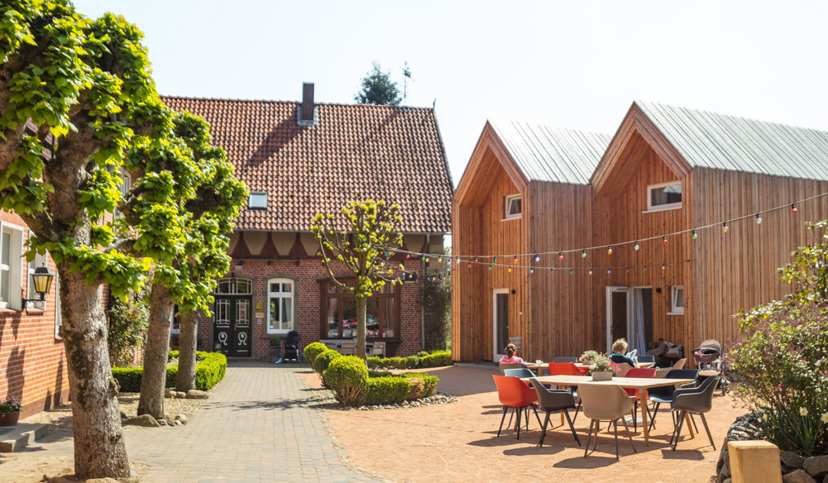 LandhotelAverbeck_front-yard-cabins-farmhouse, © Landhaus Averbeck