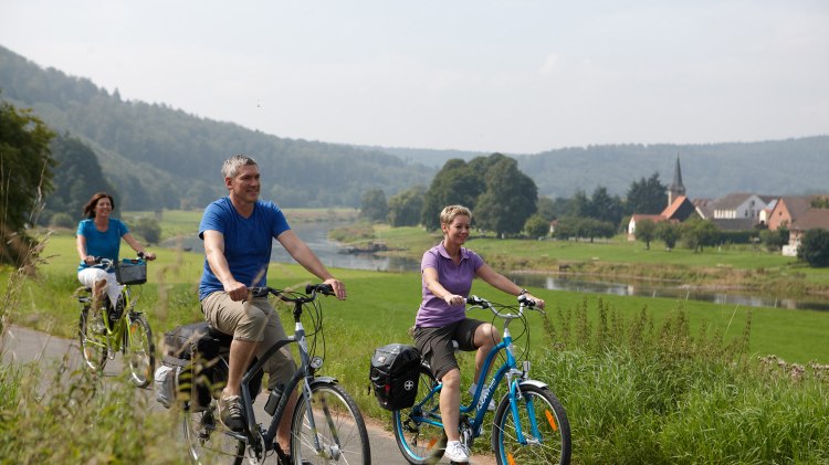 Radler auf dem Weser-Radweg in Oberweser, © Weserbergland Tourismus e.V / M. Gloger Radler auf dem Weser-Radweg in Oberweser, © Weserbergland Tourismus e.V / M. Gloger
