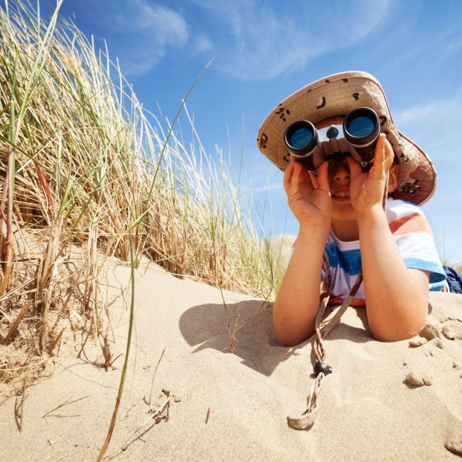 Explorer on the beach, © Fotolia / Brian Jackson
