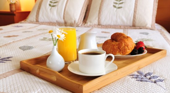 Breakfast in bed, © Fotolia - Elenathewise
